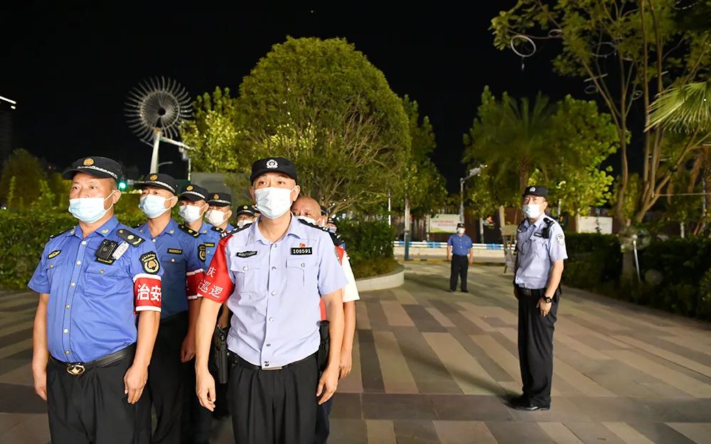 致敬重庆高温下的坚守者,致敬交警烈日下的坚守