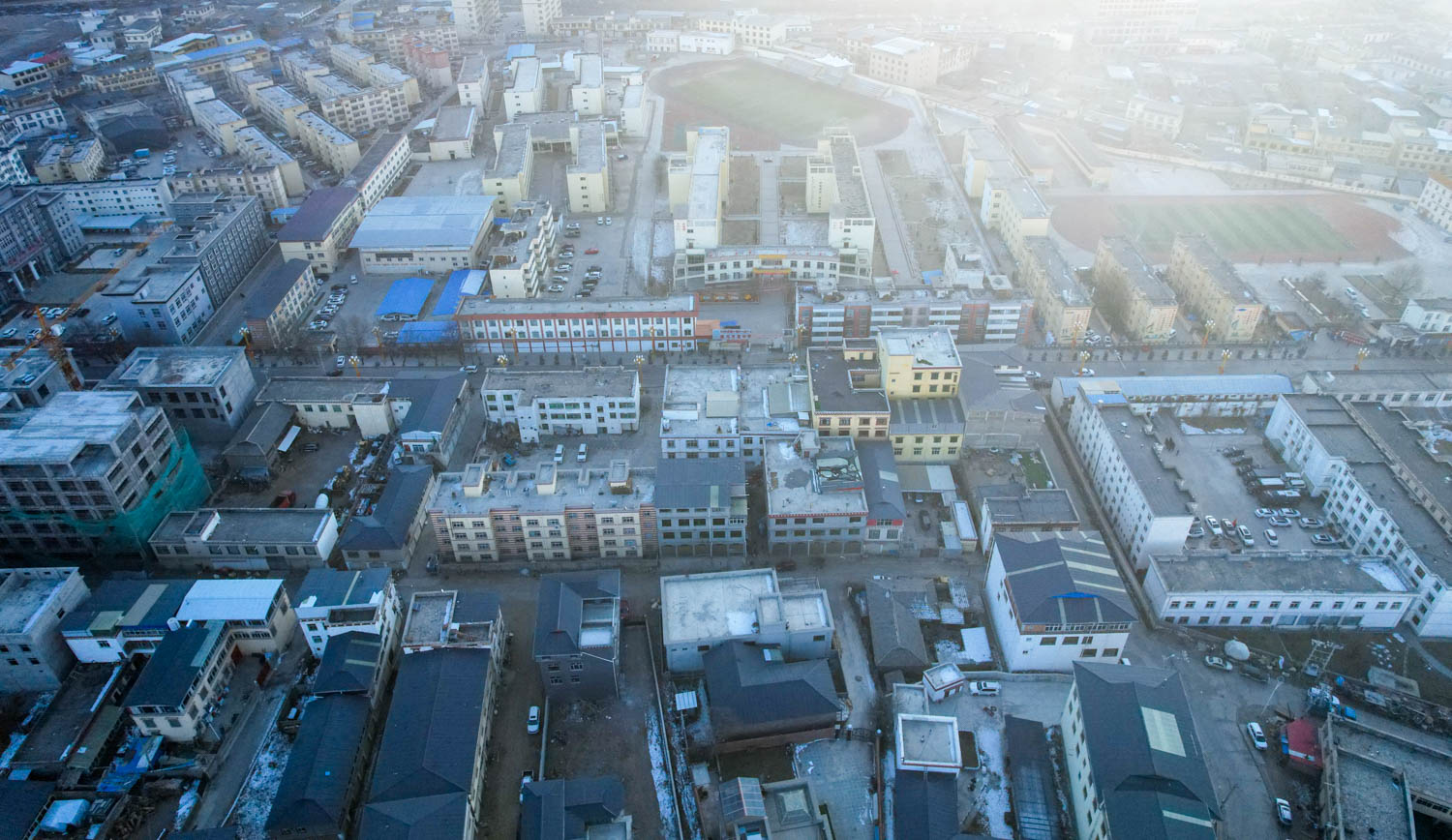 *藏西**小城以大山为名，雪山湖泊马鹿美如画，被称为东方小瑞士