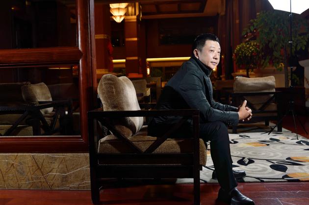 四川农村穷小伙，开火锅店暴富，逆袭成新加坡首富，凭啥？