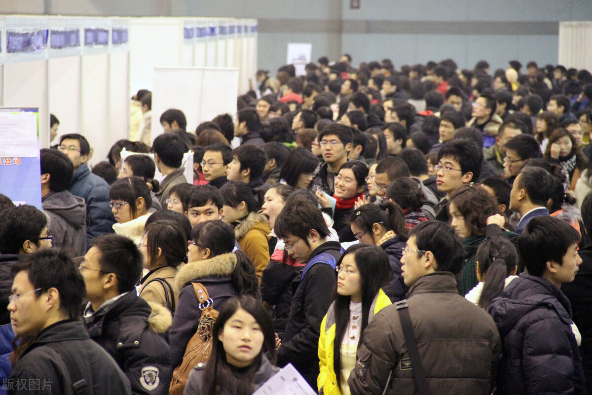 在地方国企和央企之间怎么做抉择,区财政局和乡镇公务员哪个好