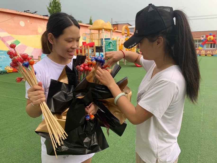 江苏老师收学生红包事件发朋友圈,教师收取学生钱家长该怎么处理