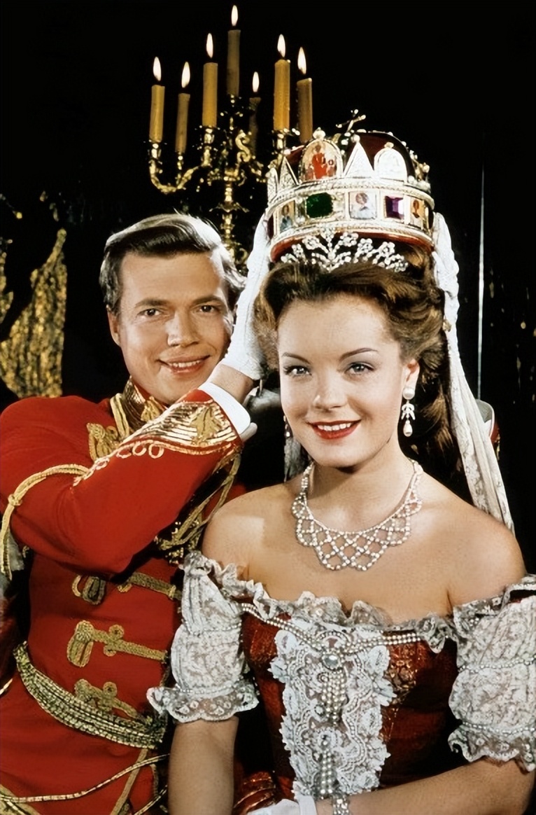 茜茜公主：17岁嫁入王室，长女早夭，独子为爱殉情，61岁香消玉殒