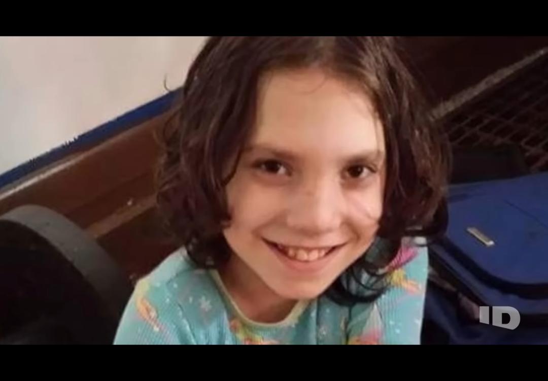 夫妇好心收养6岁女孩，发现竟是20岁侏儒假扮，还试图杀死他们