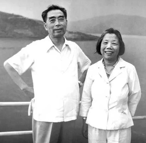 1952年*颖超邓**生病,周恩来去颐和园看望她,提醒卫士:一定要买票