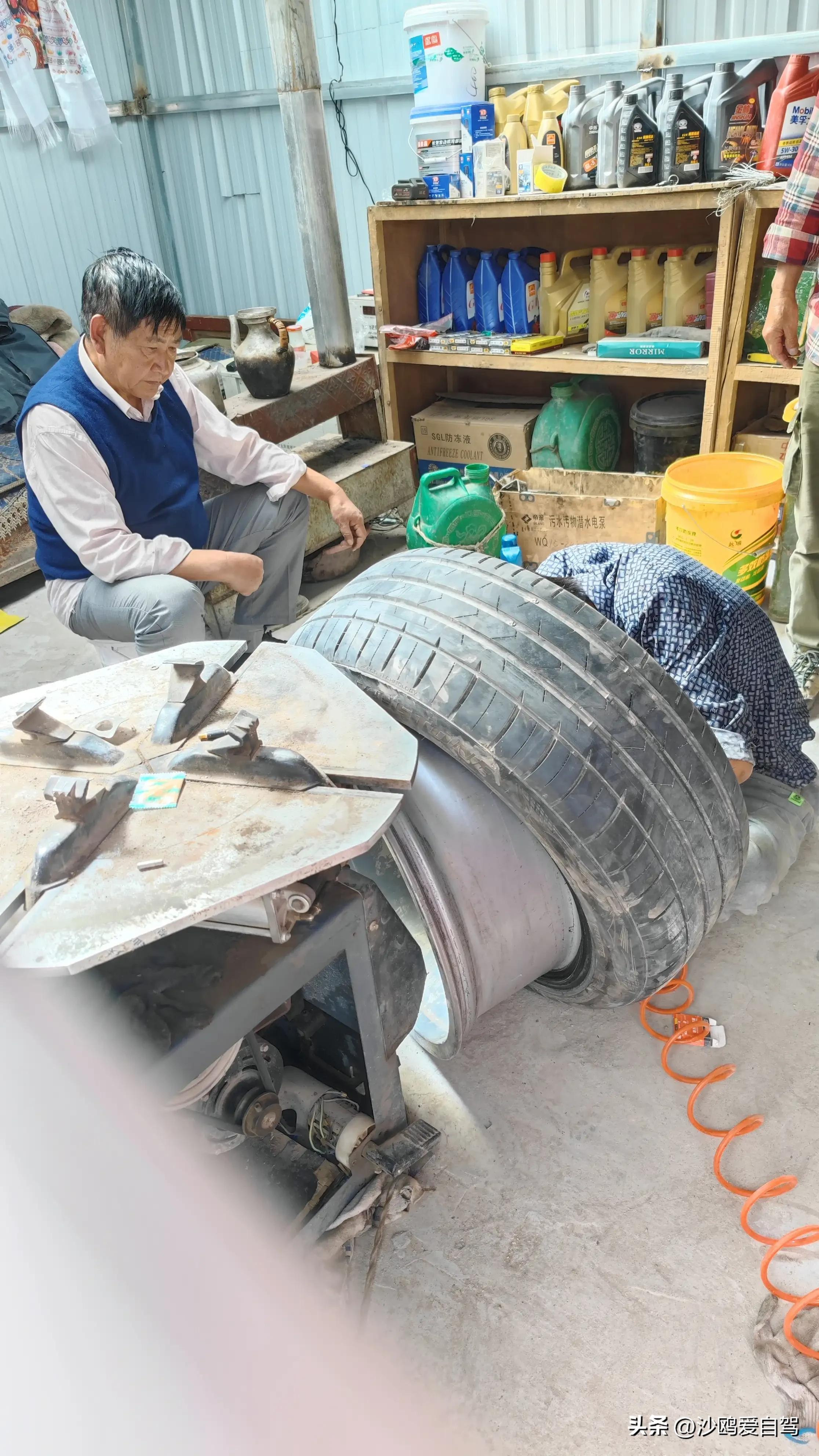 自驾四进*藏西***疆新**第12天:人在囧途:当惹雍措圣湖边陷车,轮胎鼓包