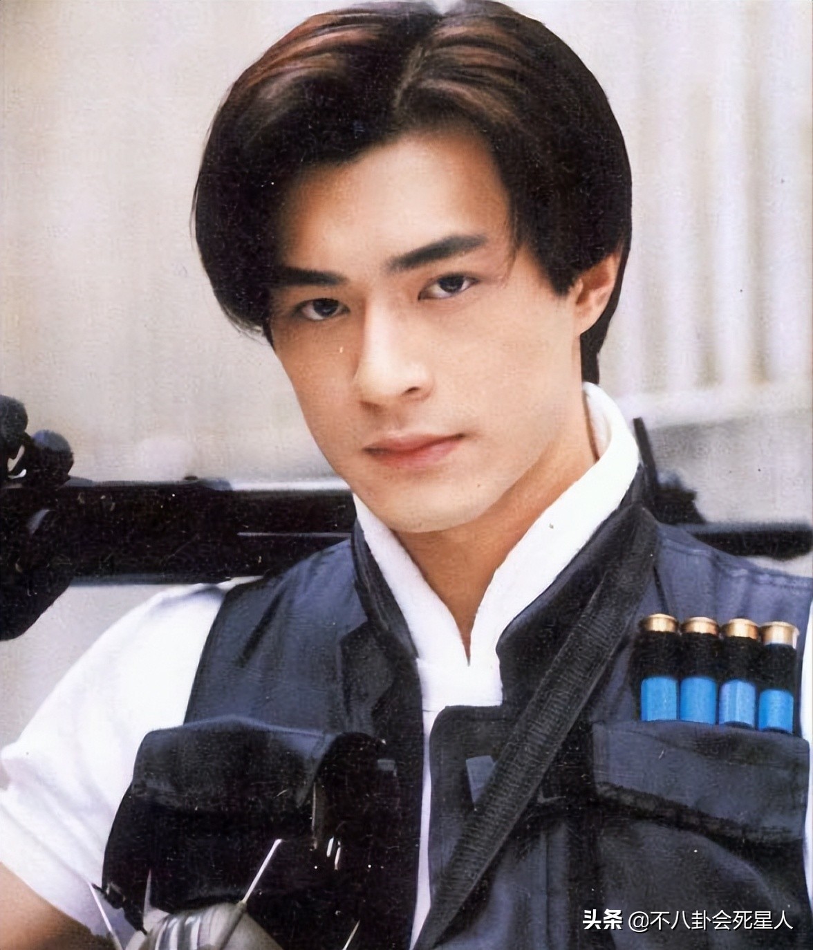 男人味也能“造假”？眉毛稀疏、画腹肌、贴鬓角，张艺兴差距最大