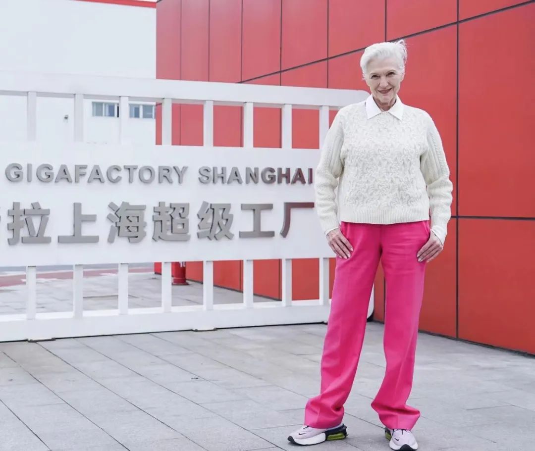 74岁马斯克妈妈来中国,穿国货超惊艳!为什么她越老越飒?