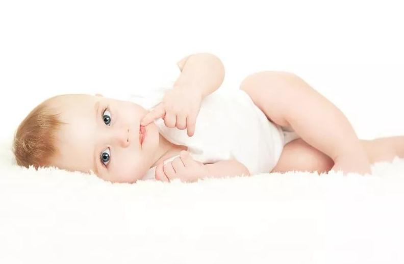 宝宝爱吃手指要不要管,一岁宝宝爱吃手指要不要管