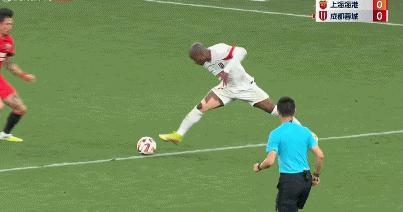 同样是铲球，为什么判罚结果不同？