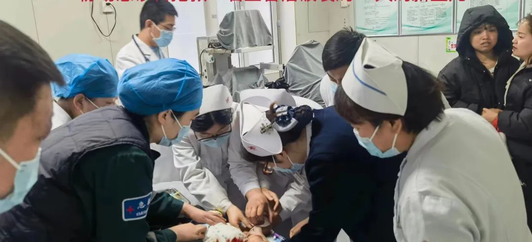 抢救新生儿接力,争分夺秒抢救新生儿