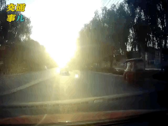 一组动图警示你：迎着阳光开车，刺眼的光线容易干扰司机的判断，阳光直射的时候记得戴好太阳镜放下遮阳板