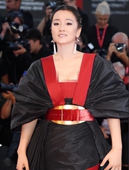 背景成谜景甜：坐拥3.5亿豪宅，拒绝张继科被金主强捧十年不红