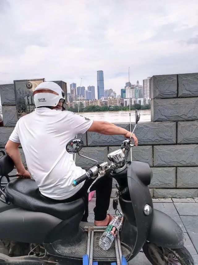 河道钓鱼大军壮观视频,河边钓鱼大军