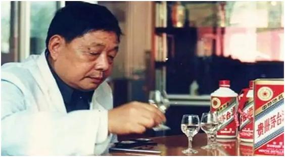 酒里滴油判断真假,怎样辨别酒精和粮食酒真假