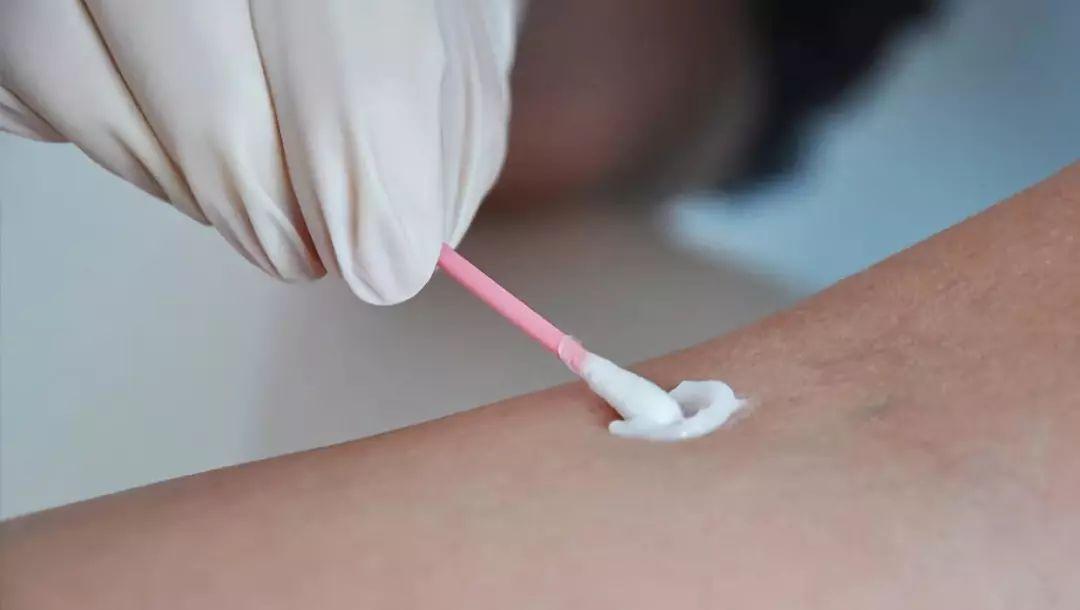 用海娜粉染发湿染还是干染好,染发是干发染还是湿发染效果好