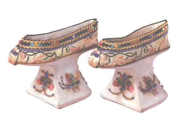 清朝嫔妃为何要穿花盆底鞋为美观,古代妃嫔为何要穿花盆底鞋