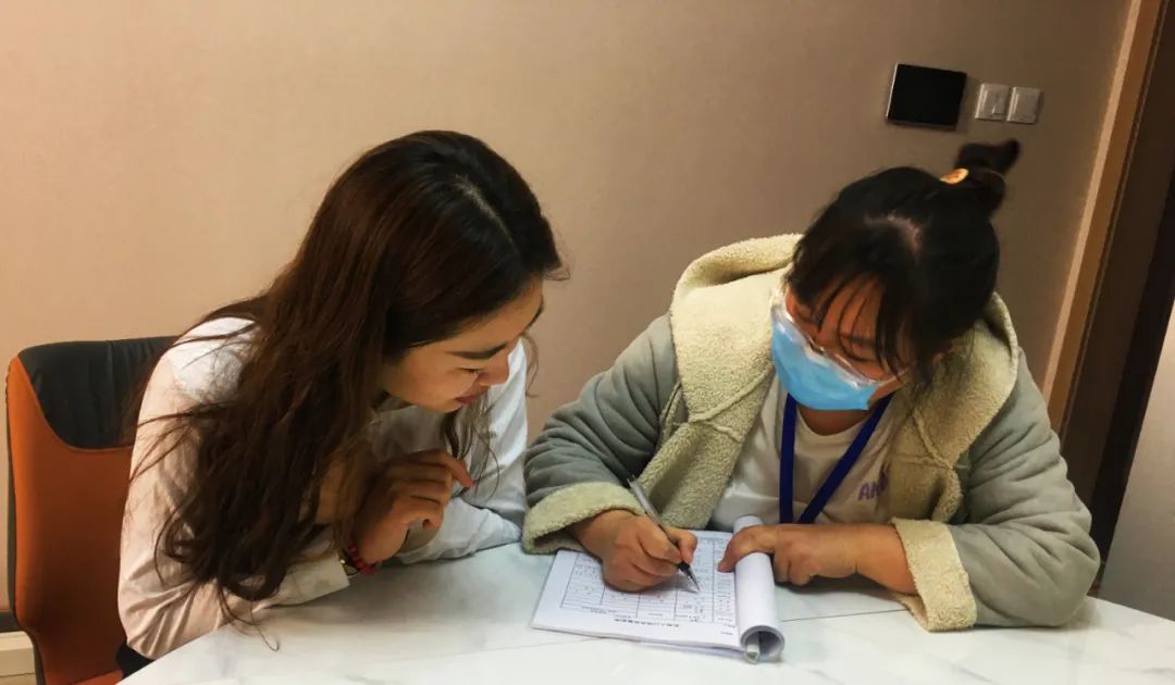 她们，每天22点才回家，在辛苦中感动着