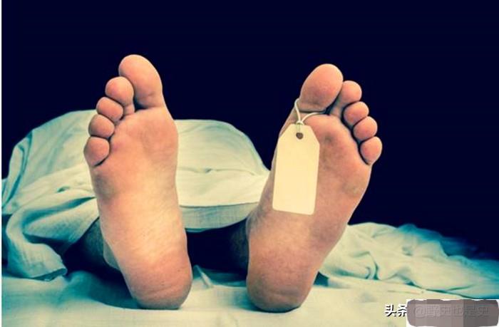 人死后开棺为什么看到嘴里出血,人死进棺材