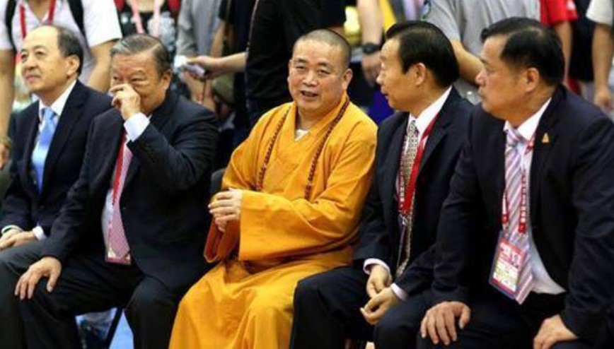 少林寺释永信一年收入多少钱,现在释永信方丈为什么不披袈裟