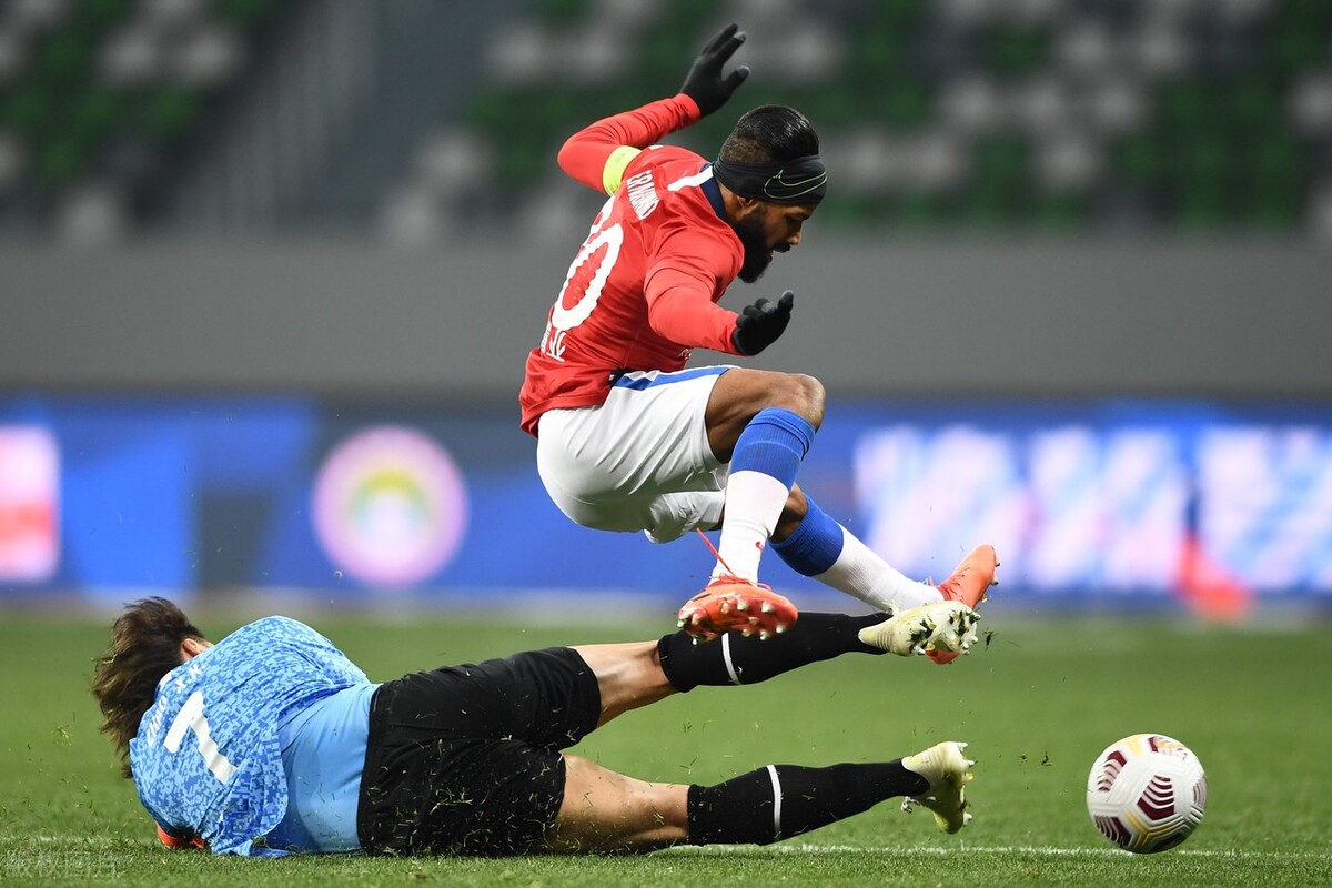 值得尊敬！保级大战上演逆转大戏，重庆队1-0战胜大连人