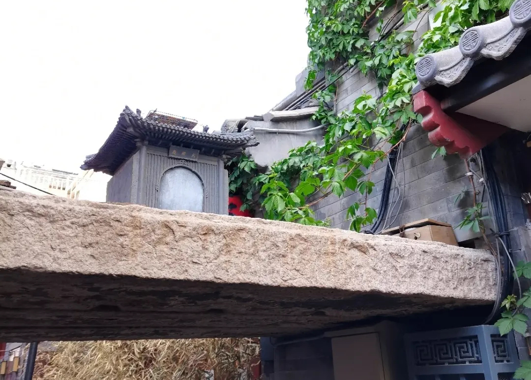 或许是北京最小的“庙”，仅巴掌大小，却被胡同商贩们视为保护神