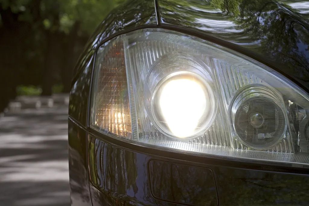 平安产险包头|大灯一边亮一边暗,清除故障要“四看”