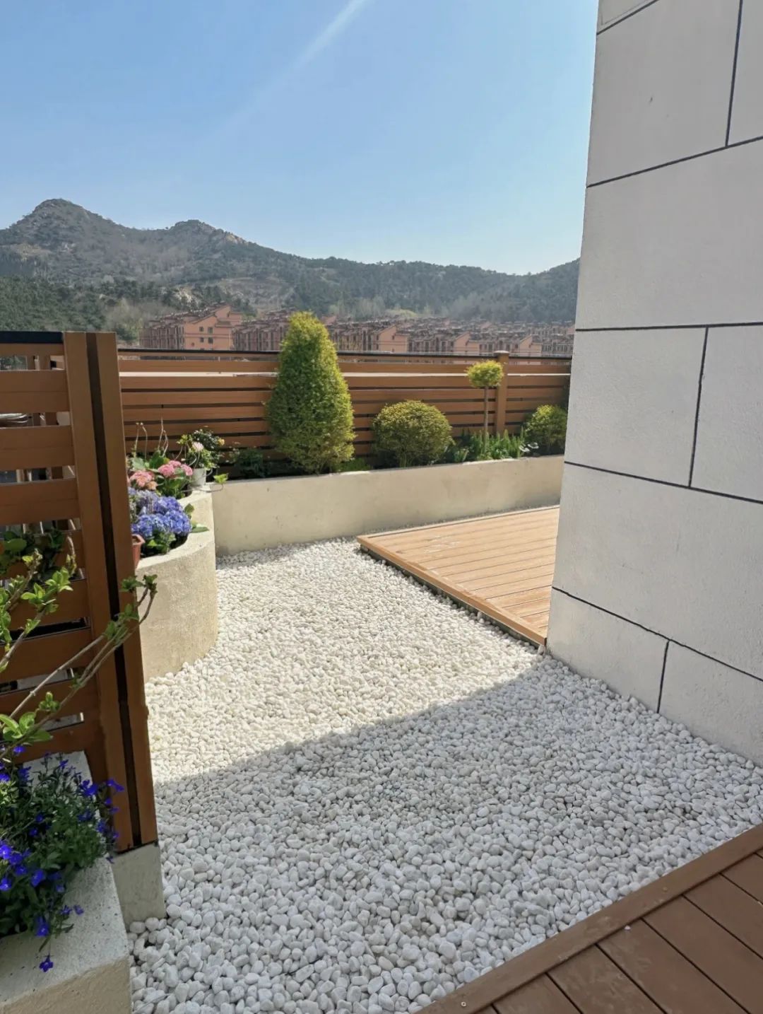 阳台用瓷砖好还是防腐木好,阳台地面铺防腐木好还是地砖好