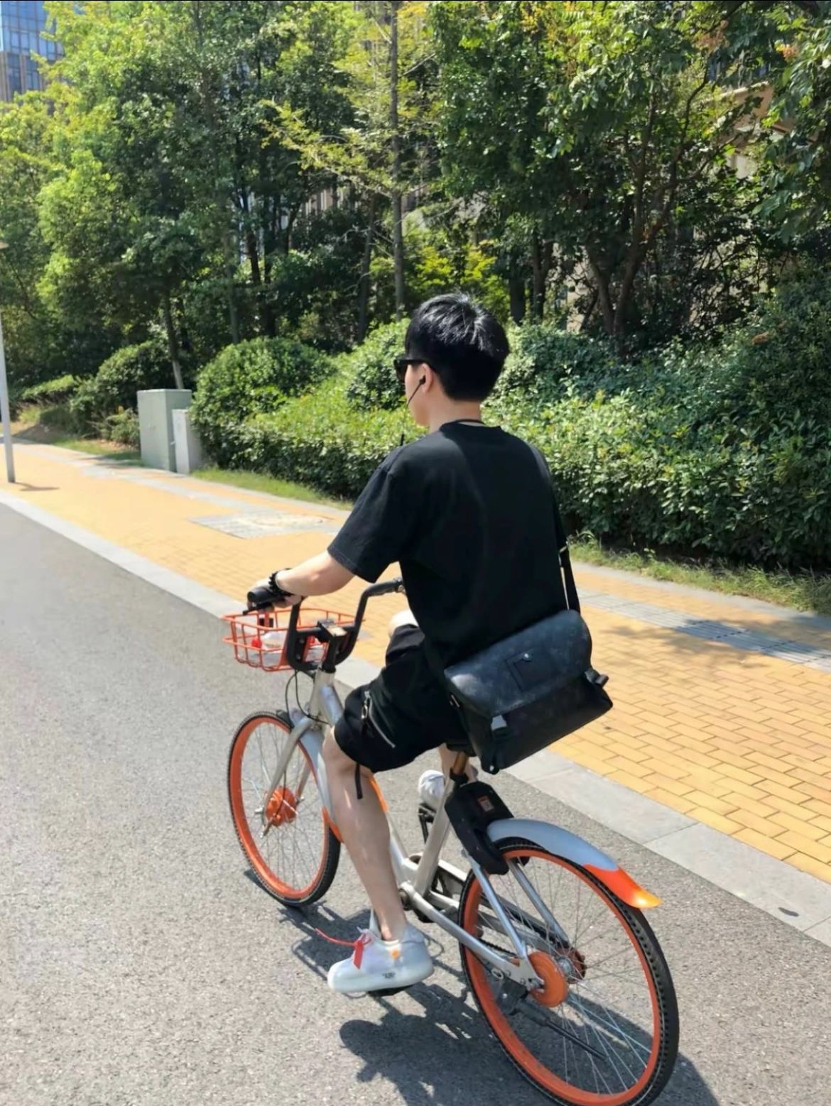 值得买的lv包男款,lv值得买的男士斜挎包推荐