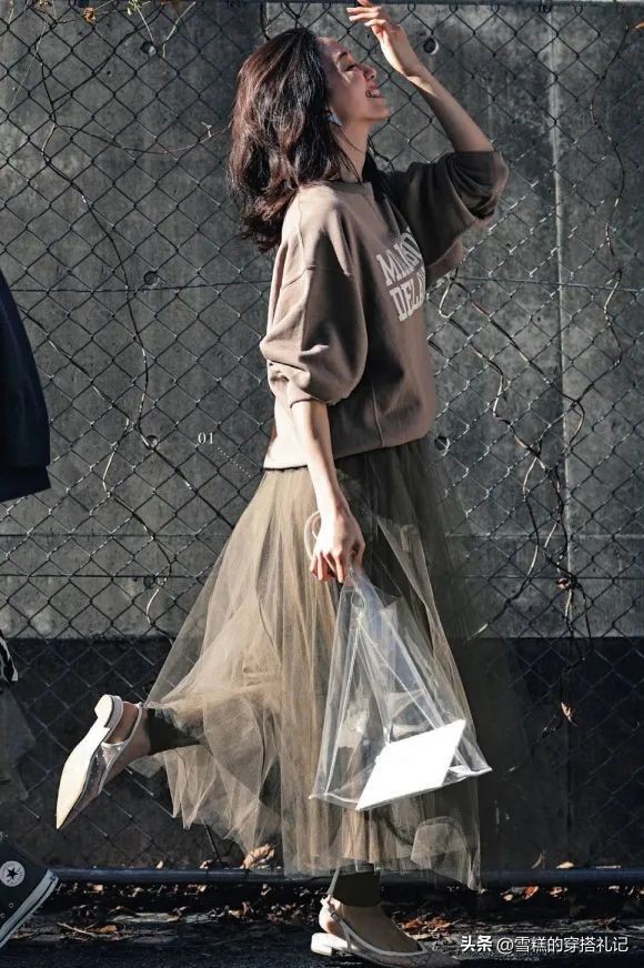 被日本博主穿搭圈粉了,冬季这样穿既藏肉又很时尚