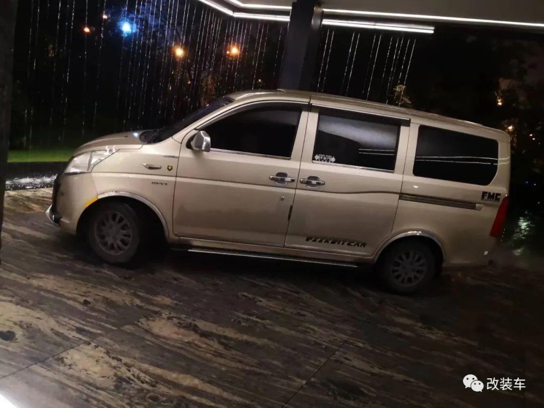 五菱荣光v七座变四座,五菱荣光v新款五座