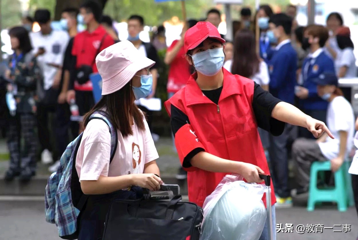 想去青岛读大学，除了211高校外，有4所院校招生专业较多，可报考