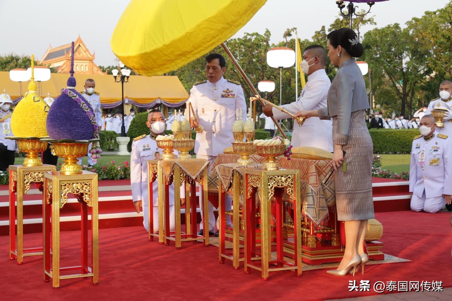 泰国国王亲自给学生发毕业证,泰国王后苏提达获得荣誉学位