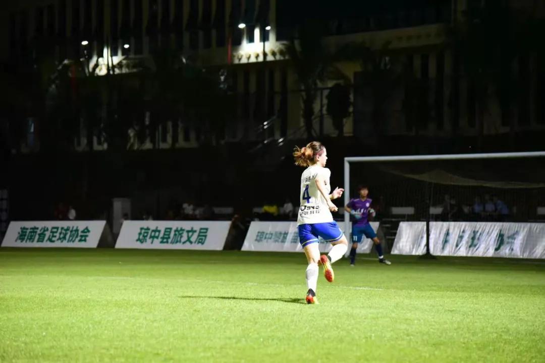 汤雪逸清华女足,足球女孩永不言败