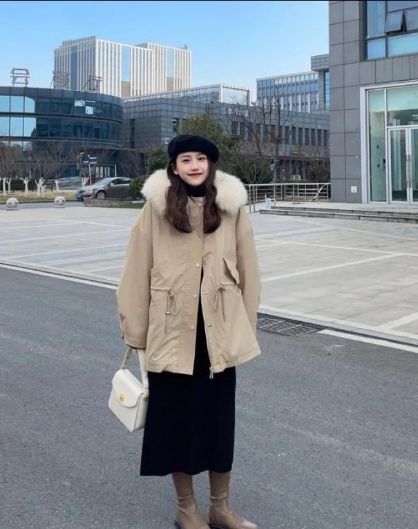 难怪女人们都不爱穿大衣了，今年流行“派克服”，气质保暖还时髦