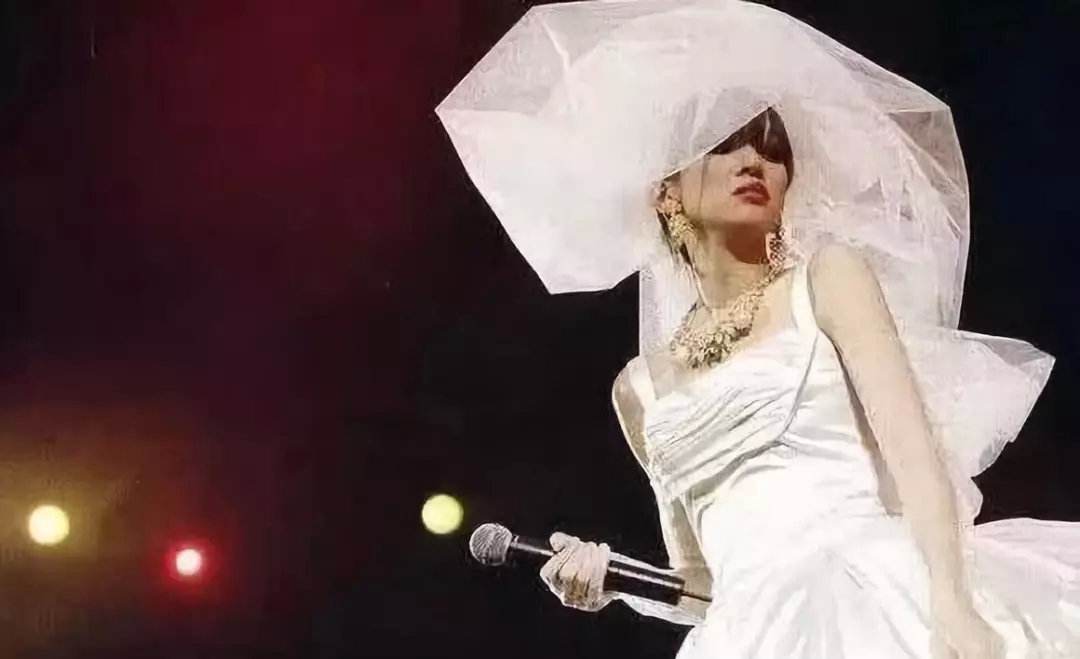 她是“忧郁王子”梁朝伟的白月光，却惨遭绑架一度想结束生命