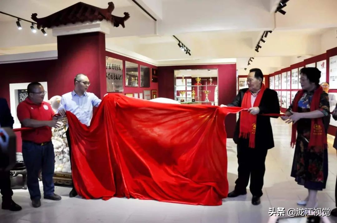 广东罗定：罗定中学“鱼跃龙门”“师恩如山“雕塑揭幕仪式