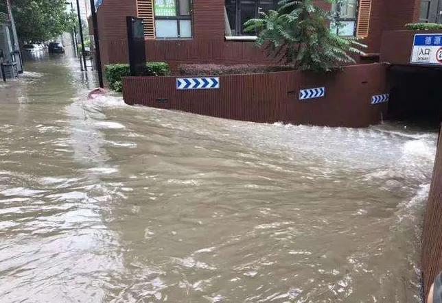 雷雨天气注意事项最新视频,雷雨天气在户外有哪些注意事项