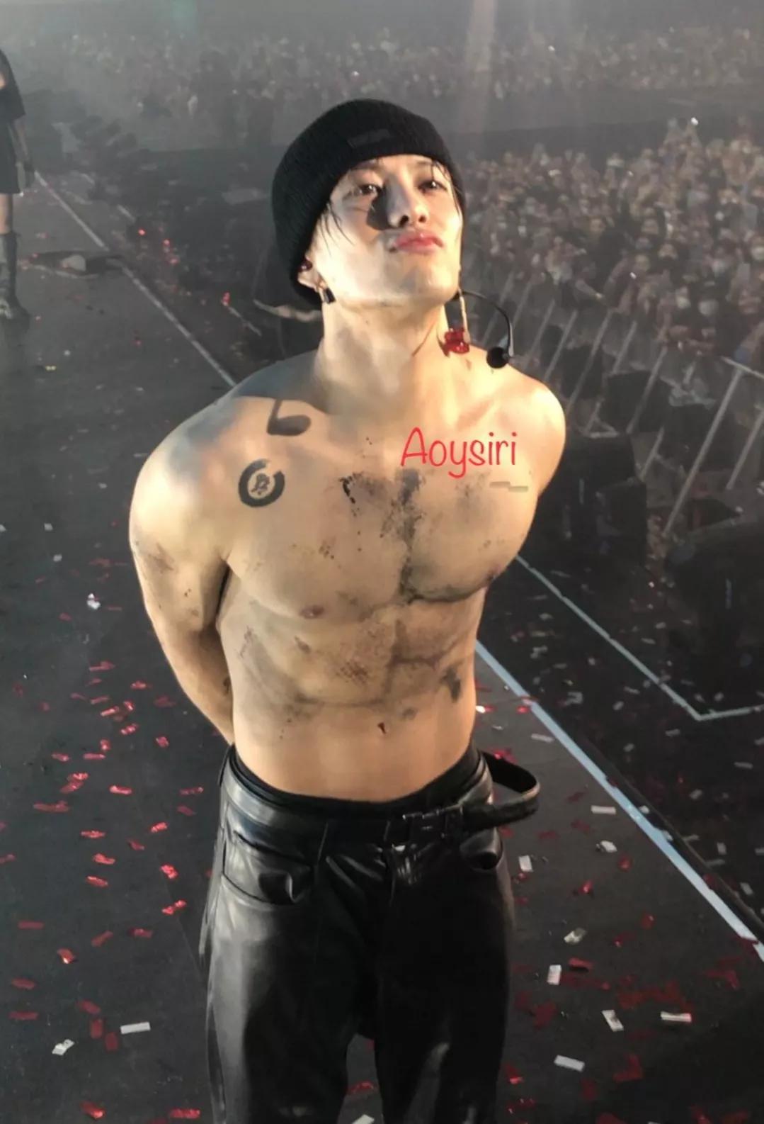 和王嘉尔手牵手合影换脸,跟王嘉尔牵手合影