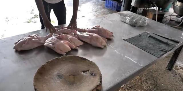 大叔真聪明6元买猪肉,大叔真独特卖鸭子只要鸭皮