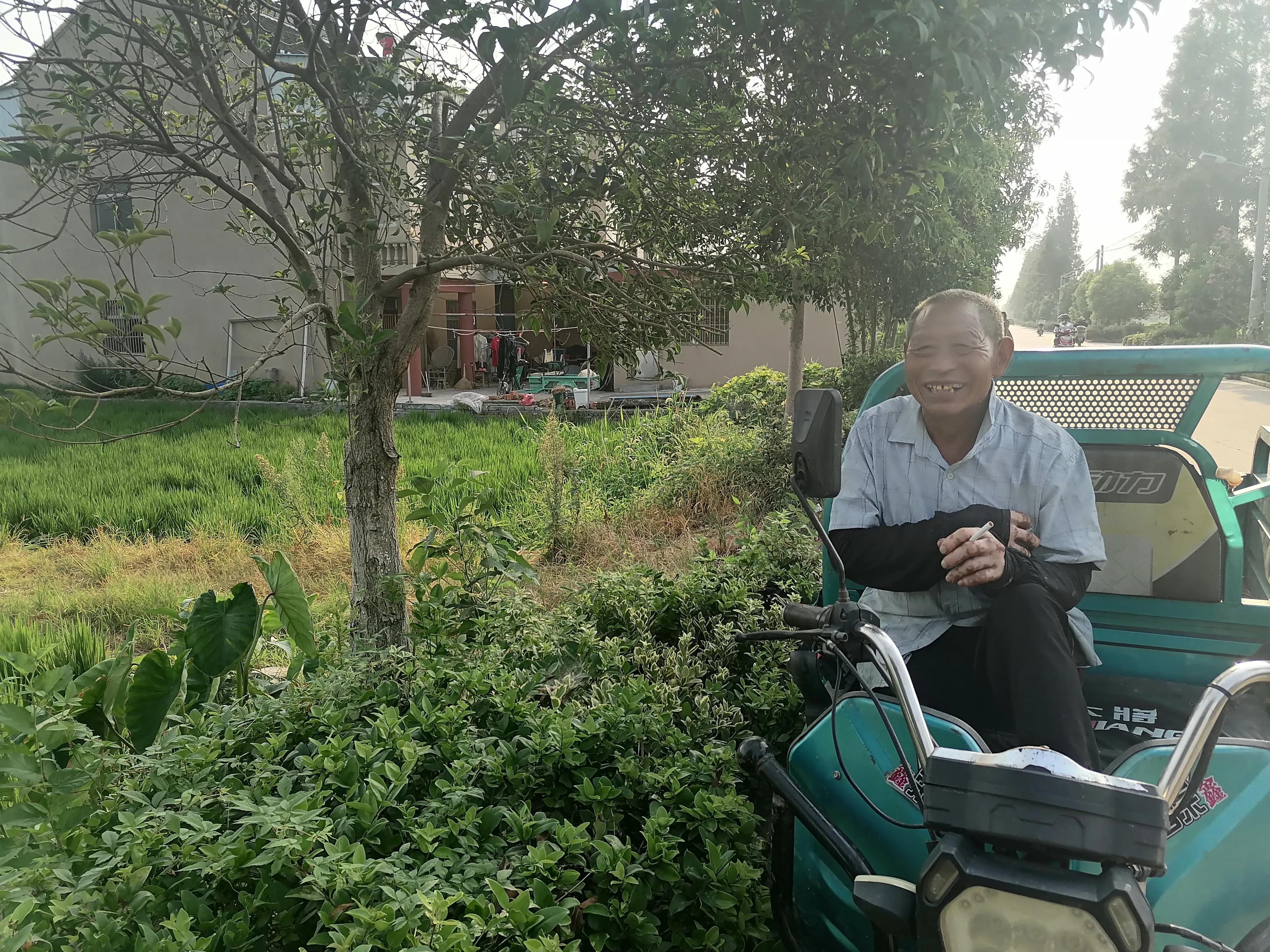 农村承包100亩土地能挣多少钱一年,70岁老人承包土地好吗