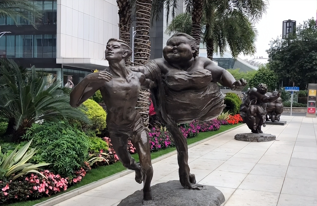 广州闹市这组丰乳肥臀的雕塑多次被投诉，艺术还是糟粕，争议不断