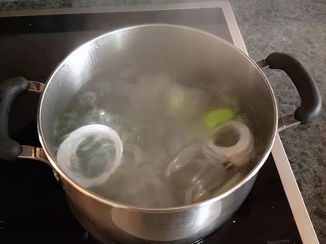 给奶瓶消毒用开水烫可以吗,婴儿奶瓶直接开水烫可以消毒吗