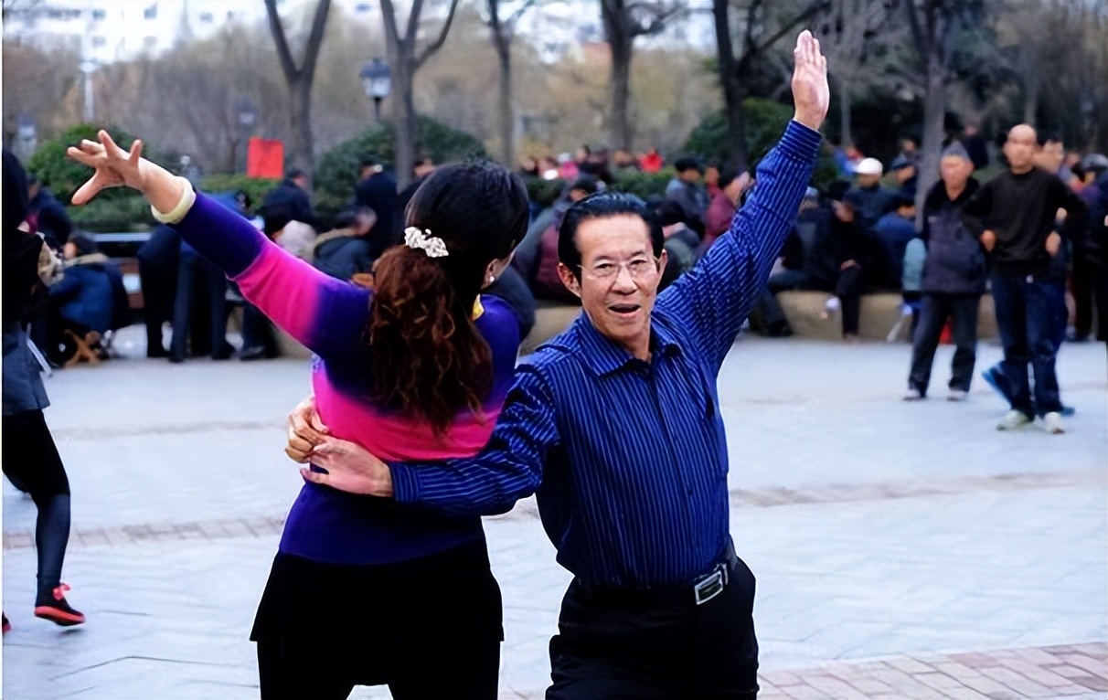 教跳交谊舞的视频教程,交谊舞怎样练舞姿