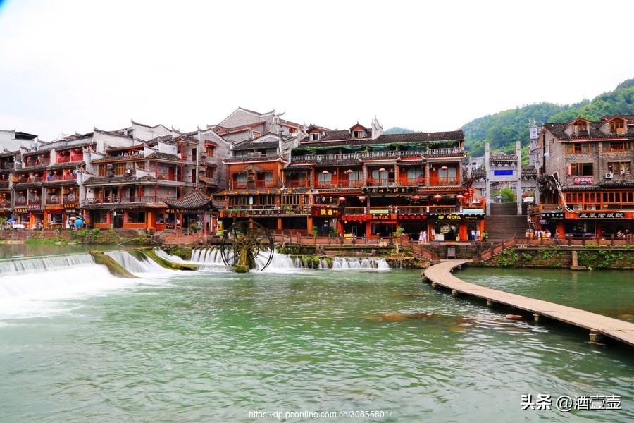 湖南凤凰古城沱江夜景诱人,湖南凤凰在水一方江景客栈