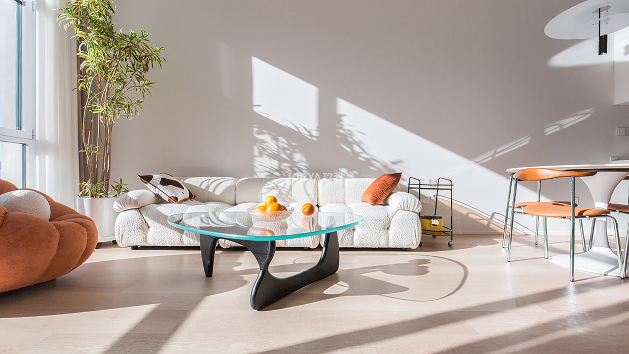 斜坡造型吊顶,斜坡屋顶木板吊顶