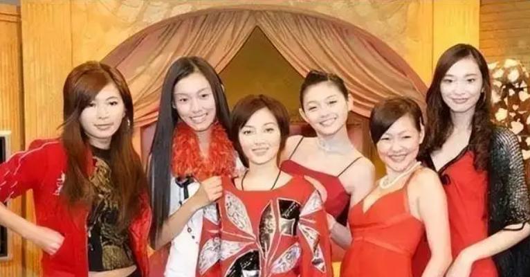 假装高贵、喜欢炫富、爱傍富豪，这些台湾女星活该没有好下场