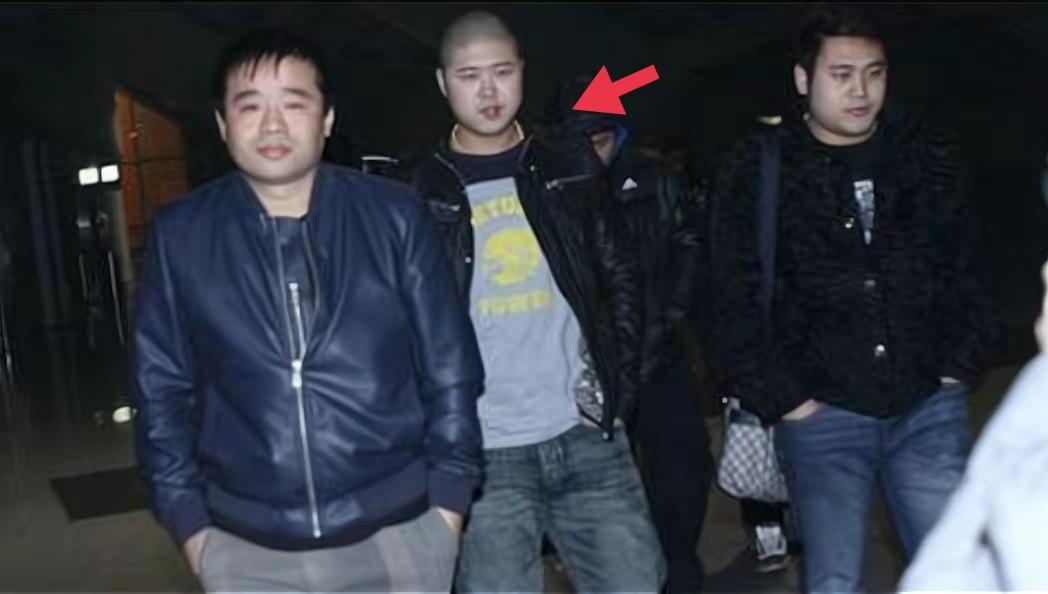 上门骚扰、扔鞋驱赶、组合拳打粉丝，连明星助理都这么嚣张了？