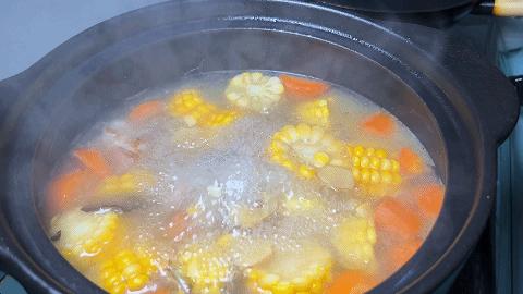 怎么熬玉米排骨汤才鲜美,排骨汤玉米汤怎么才能有味道