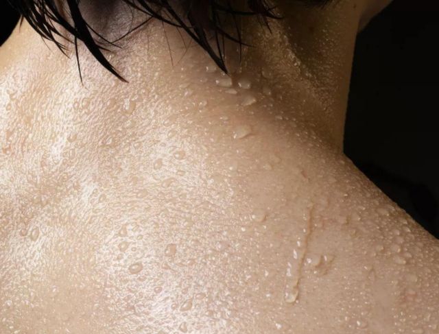 为什么一出汗身上就有香味,为什么一出汗就觉得身上黏黏的