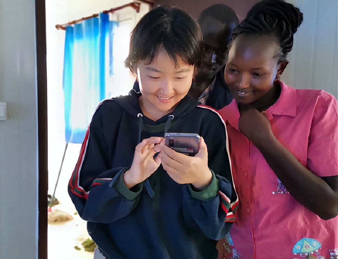 女大学生毕业后被外派非洲，年薪15万，现在无时无刻不想回国